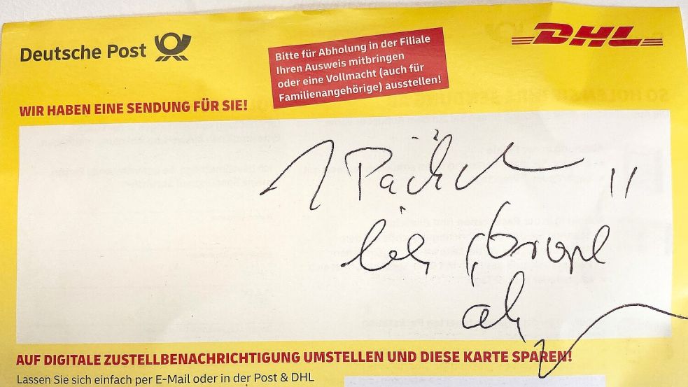 Ein Zusteller hat einen unleserlichen Hinweis auf den Abhohlzettel für ein Päckchen geschrieben. Die Adressatin, die diesen Abholzettel in ihrem Briefkasten fand, konnte mit der Kritzelei nichts anfangen. Foto: Caroline Bock/dpa