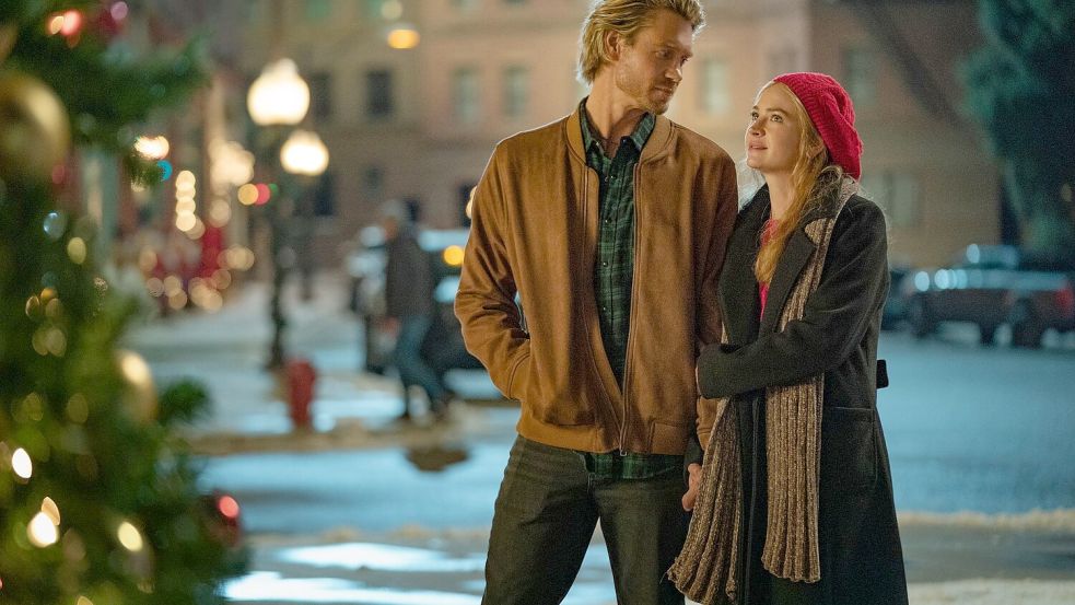 Chad Michael Murray und Britt Robertson im neuen Netflix-Weihnachtsfilm „The Merry Gentlemen“ (Start 20. November) Foto: Cr. Katrina Marcinowski/Netflix © 2024/dpa