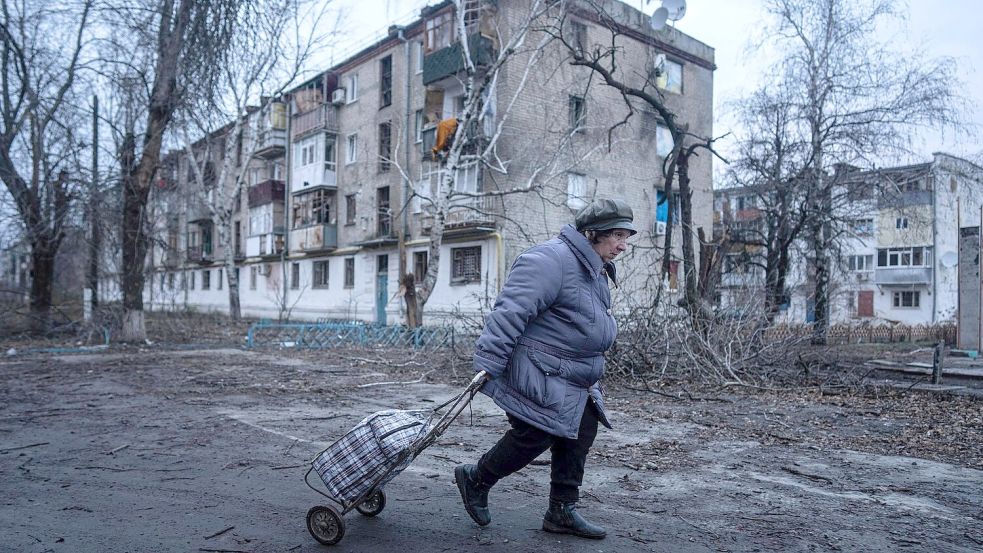 Kupjansk gilt als strategisch wichtiger Eisenbahnknoten. Die Ukrainer konnten das Gebiet nach monatelanger Besatzung im Herbst 2022 befreien. (Archivbild) Foto: Evgeniy Maloletka/AP/dpa