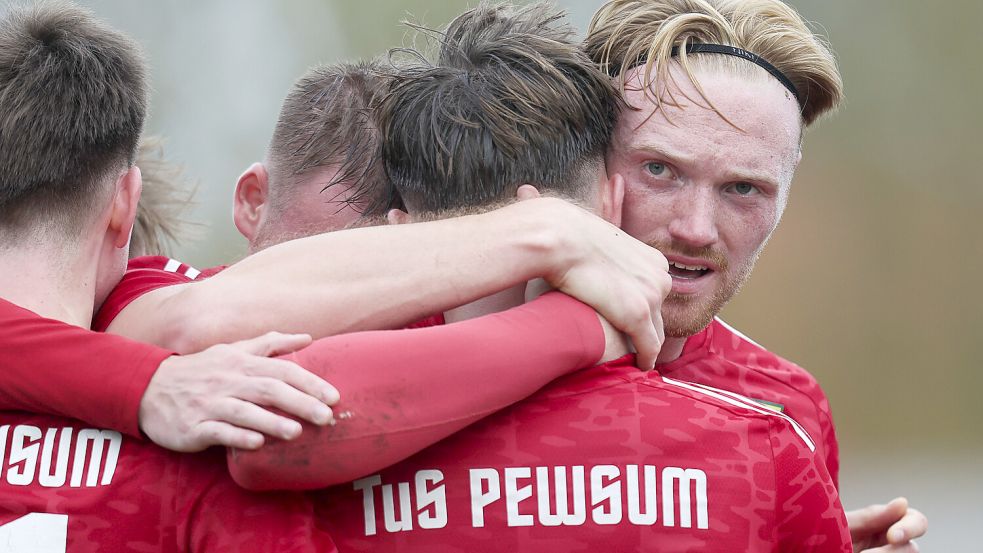 Marek Hinrichs (rechts) machte den Deckel drauf, traf zum 4:0-Endstand. Foto: Doden/Emden