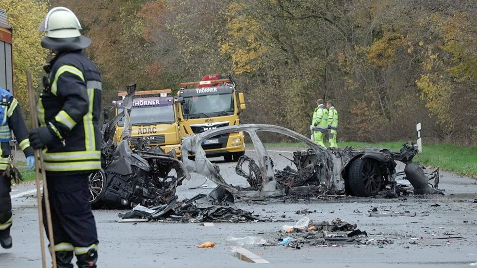 Bei dem verheerenden Unfall im Münsterland brannte ein Auto vollständig aus. Foto: Michel Fritzemeier/tv7news.de /dpa