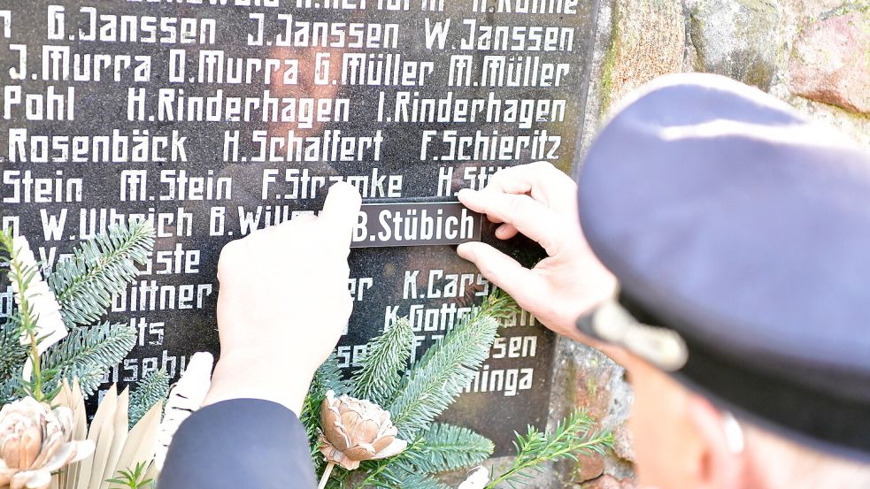 Der Name von Boje Stübich wurde 82 Jahre nach seinem Tod am Kriegsmahnmal in Suurhusen angebracht. Fotos: Wagenaar