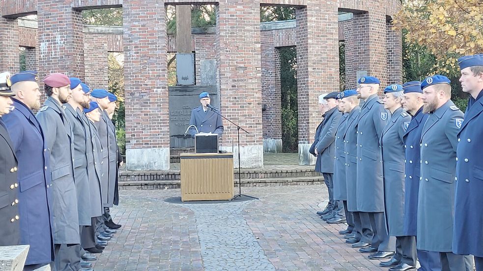 Oberstarzt Dr. Kai Schlolaut hielt in Leer eine Rede. Foto: Wolters