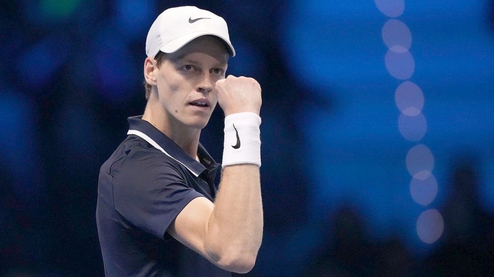 Jannik Sinner kürt sich erstmals zum Sieger bei den ATP-Finals. Foto: Antonio Calanni/AP/dpa