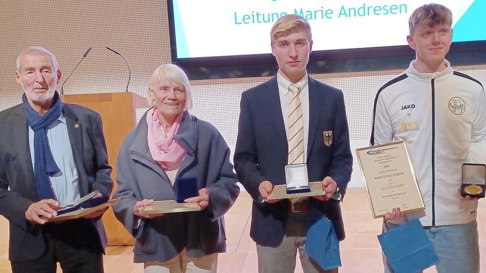 Mit der Goldenen Sportmedaille des Kreissportbundes Leer wurden Dietrich Steinke (von links), Hilde Steinke, Mathis Huisinga und John-Luka Griese ausgezeichnet. Foto: privat