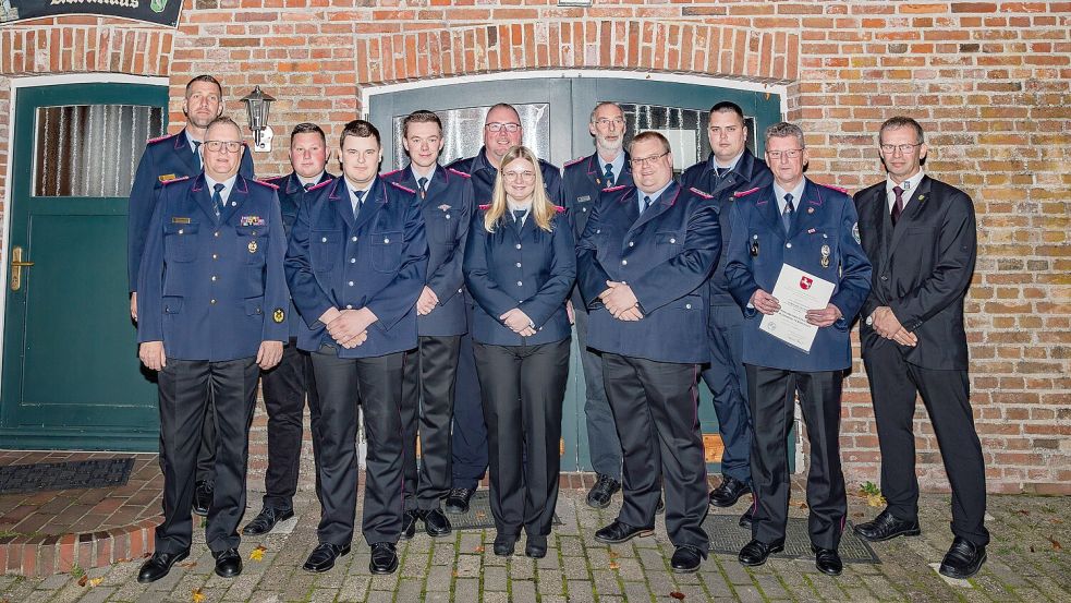 Ehrungen und Beförderungen standen im Mittelpunkt (von links): Dietmar Helmers, Erwin Reiners, Nico Eeten, Julian Macke, Marco Eeten, Jan Jürgen Lüpkes, Jasmina Kuhlmann, Anton Gerhard Busker, Timo Baumann, Michael Siebelds, Gerhard Janssen und Roelf Odens. Foto: privat