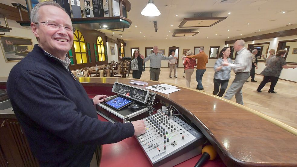 Thorsten Schrock-Opitz ist Inhaber der gleichnamigen Tanzschule in Leer. Derzeit zahlt er 7000 Euro Gema-Gebühren pro Jahr. Foto: Ortgies