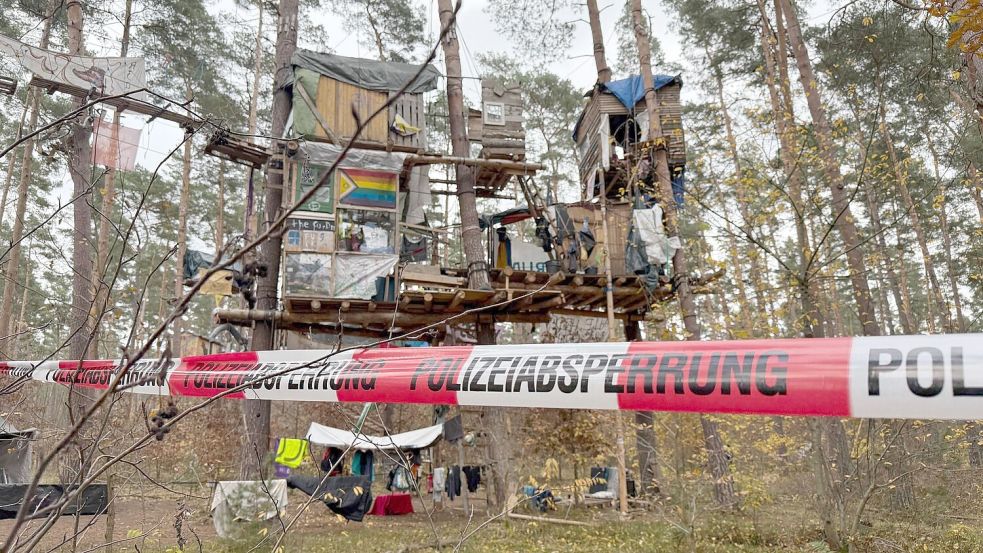 Tesla-Gegner müssen für eine Kampfmittelsondierung einen Teil ihres Protestcamps im Wald verlassen. Die Polizei ist im Einsatz. Foto: Lutz Deckwerth/dpa