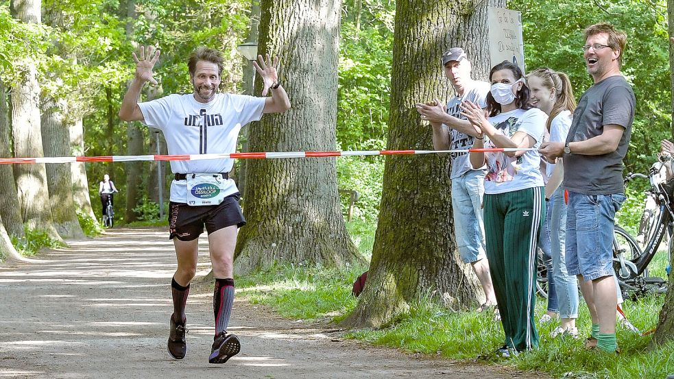 Während der Corona-Pandemie sammelte Jörg Raddatz im Mai 2020 schon einmal 16.000 Euro mit einem 66-Kilometer-Lauf. Das Foto zeigt ihm beim Zieleinlauf in Leer. Auch Bundestagsabgeordnete Gitta Connemann (mit Maske) war da. Archivfoto: Ortgies