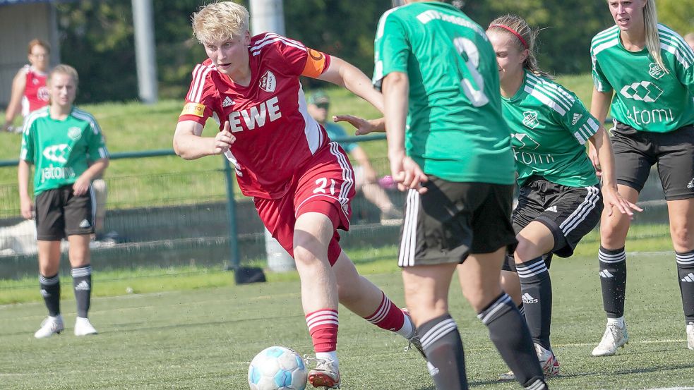 Mareike Assing (rotes Trikot) erzielte gegen Osnabrück drei Tore. Foto: Vortanz