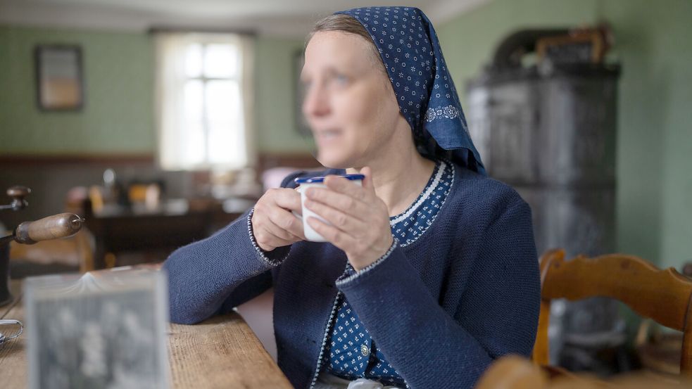 Eine Kunsthistorikerin im Gewand einer Hausfrau anno 1928. Fast 100 Jahre später ist die traditionelle Rollenverteilung zwischen Mann und Frau immer noch nicht Geschichte. Symbolfoto: Frank Rumpenhorst/dpa