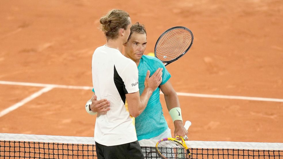 Alexander Zverev (l) besiegte Sandplatzkönig Rafael Nadal im Mai bei dessen letztem Auftritt bei den French Open. Foto: Thibault Camus/AP/dpa