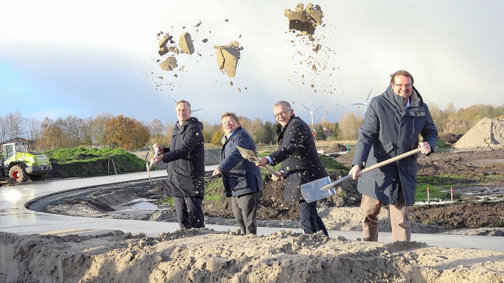 Landes-Gesundheitsminister Dr. Andreas Philippi (2. von links) setzte zusammen mit Klinik-Geschäftsführer Dirk Balster (links), Landrat Olaf Meinen (2. von rechts) und dem Emder Oberbürgermeister Tim Kruithoff den symbolischen ersten Spatenstich. Foto: Romuald Banik