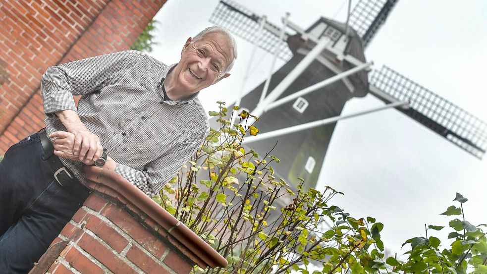 Ekehard Jaspers wohnt direkt neben der Mühle in Rysum. Foto: Ortgies