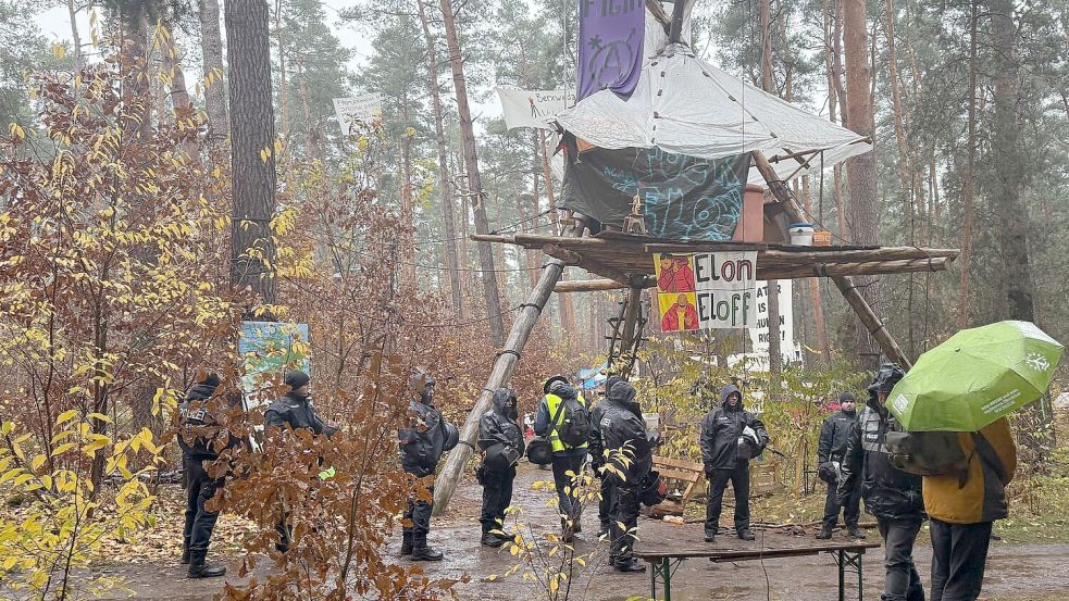 Polizeikräfte sind im Protestcamp der Tesla-Gegner in Grünheide bei Berlin im Einsatz. Die Polizei beendete heute die Besetzung des Waldstücks und entschied, dass die Versammlung aufgelöst wird. Foto: Lutz Deckwerth/dpa