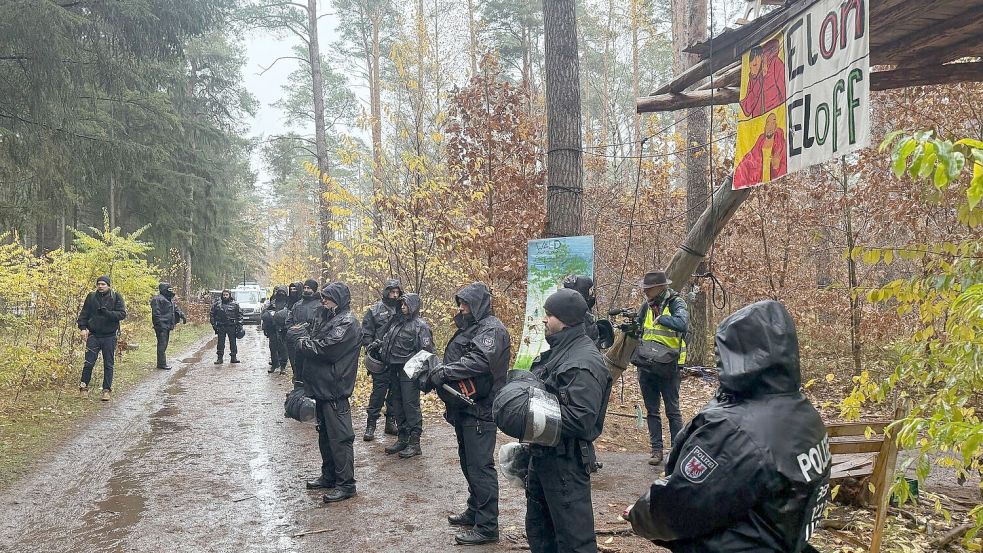 Die Polizei im Brandenburg entschied, die Besetzung des Waldstücks nahe der Tesla-Fabrik in Grünheide zu beenden. Seit Ende Februar protestieren dort Tesla-Gegner. Foto: Lutz Deckwerth/dpa