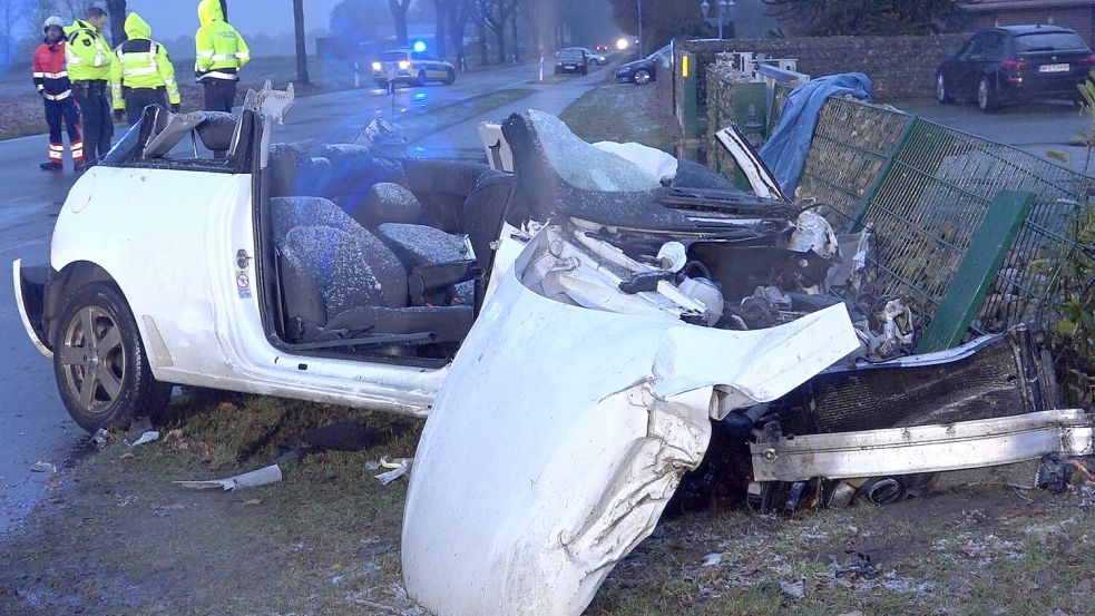 Die Feuerwehr musste die eingeklemmte Autofahrerin aus ihrem Wagen befreien. Foto: Stephanie Ahrens