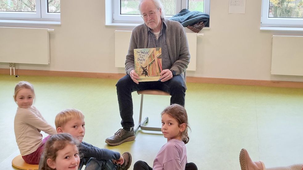 Der ehemalige Lehrer Udo Lammers las Erstklässlern in Veenhusen vor. Foto: privat