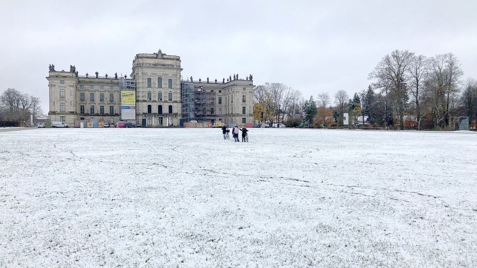 Der Norden Deutschlands wie hier das Schloss Ludwigslust in Mecklenburg-Vorpommern bekam vielerorts schon Schnee ab. Foto: Iris Leithold/dpa