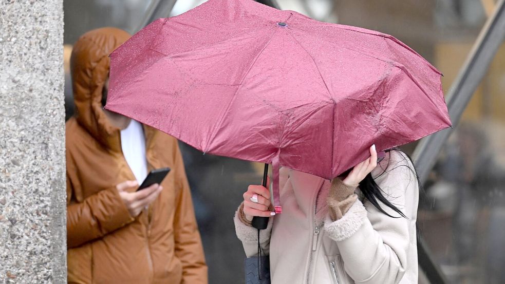 Der Regenschirm könnte auch in den kommenden Tagen ein guter Begleiter sein. Foto: Roberto Pfeil/dpa