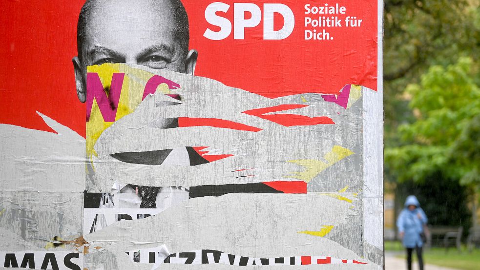 Das Wahlplakat zeigt Kanzler Olaf Scholz, der zusehends unter Druck gerät, zeitnah die Vertrauensfrage zu stellen. Foto: dpa-Zentralbild/Hendrik Schmidt