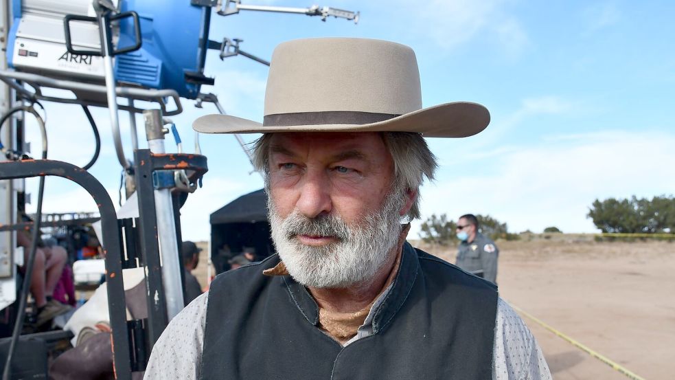 US-Schauspiegel Alec Baldwin am Set in seinem Kostüm für den Film „Rust“ - er soll bei der Premiere in Polen nicht anwesend sein. (Archivbild) Foto: Santa Fe County Sheriff’s Office/ZUMA Press Wire Service/dpa