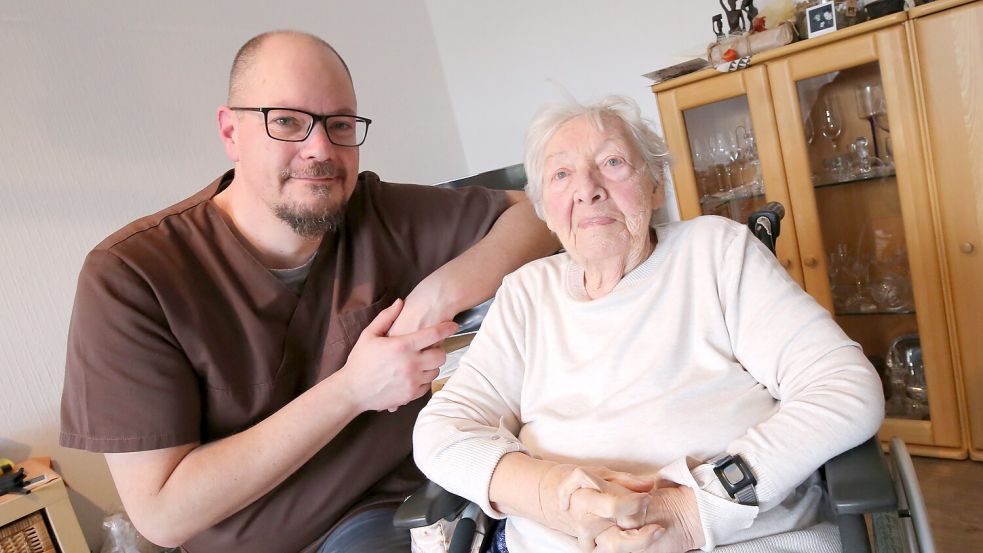 Rolf Harms und Margareta Doetsch hat das Schicksal zusammengeführt. Dank Harms kann die 90-Jährige zu Hause leben. Foto: Böning