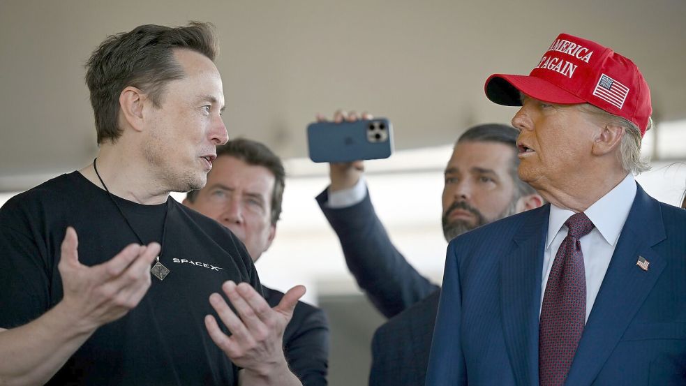 Elon Musk spricht mit dem designierten US-Präsidenten Donald Trump vor dem Start des sechsten Testflugs der SpaceX Starship-Rakete in Boca Chica, Texas. Foto: Brandon Bell/Getty Images North America Pool via AP/dpa