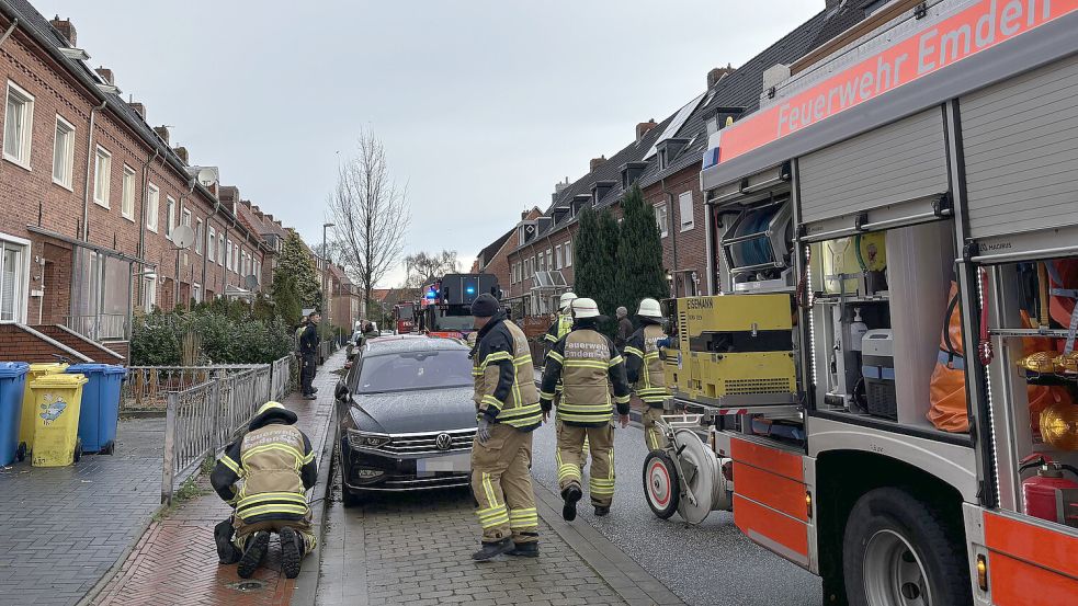 Viele Einsatzkräfte bei der Arbeit: Sie waren am Mittwochmorgen in die Freiligathstraße gerufen worden. Foto: Schuurman