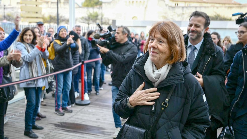 Jeden Tag kommen Dutzende Menschen ins Gericht, um Gisèle Pelicot zu unterstützen. Foto: Christophe Simon/AFP/dpa