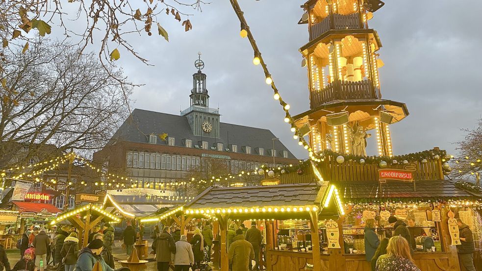 Unter dem Rathausturm und am Delft lässt es sich stimmungsvoll feiern. Der Engelkemarkt ist das Ziel nach dem Einkauf. Archivbilder