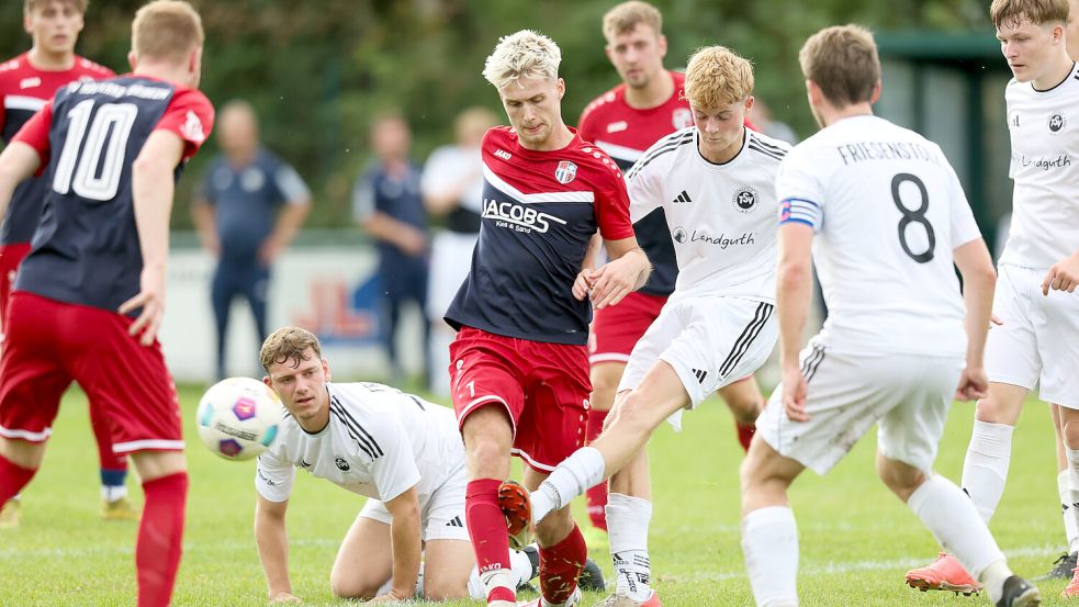 Wie diese Spielszene aus dieser Saison war die Situation am Ende der letzten Saison etwas konfus. Doch nach dem Bezirksliga-Rückzug ist die Lage viel besser als erwartet. Foto: Doden/Emden