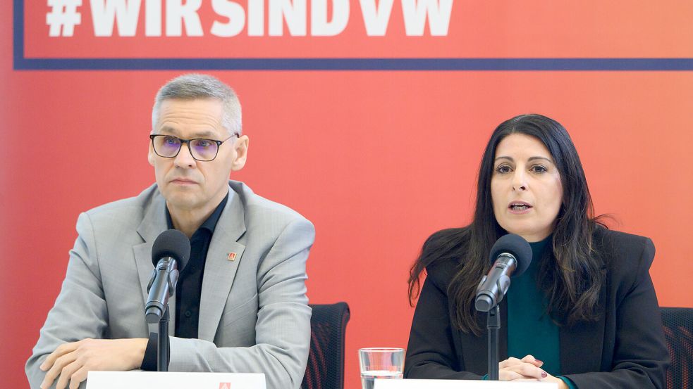 Thorsten Gröger, IG Metall-Verhandlungsführer, und Daniela Cavallo, Gesamtbetriebsratsvorsitzende Volkswagen, präsentieren die Eckpunkte des Zukunftskonzepts. Foto: dpa/Alicia Windzio