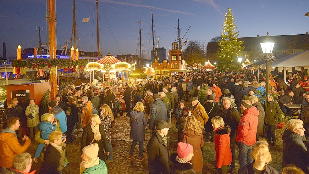 Ein beliebter Weihnachtsmarkt in Ostfriesland: Der Wiehnachtsmarkt achter d‘ Waag in Leer. Foto: Wolters/Archiv