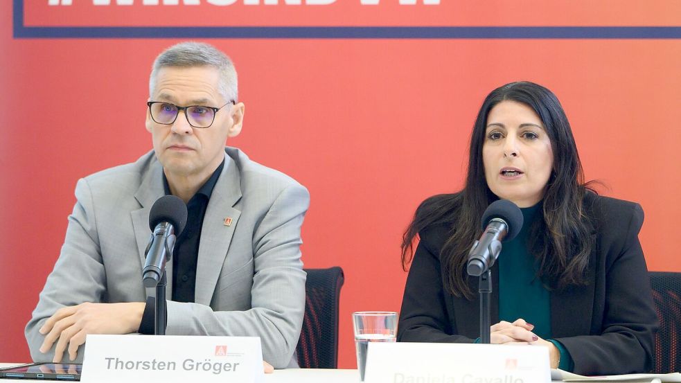 Gehen mit einem eigene Zukunftskonzept für VW in die Offensive: IG Metall-Verhandlungsführer Thorsten Gröger und Betriebsratschefin Daniela Cavallo. Foto: Alicia Windzio/dpa