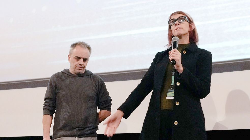 US-Regisseur Joel Souza und Kamerafrau Bianca Cline bei der Premiere. Foto: Czarek Sokolowski/AP