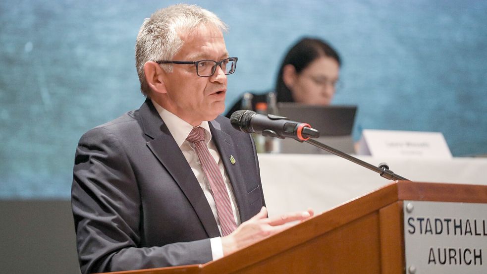 Landrat Olaf Meinen bei seiner Rede am Mittwoch in der Auricher Stadthalle. Foto: Romuald Banik