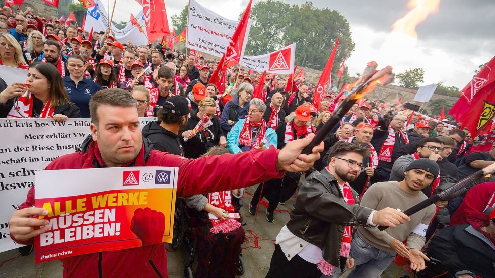 Bereits zur ersten Tarifrunde bei VW protestierten im September Tausende Metaller in Hannover vor dem Verhandlungssaal. (Archivbild) Foto: Julian Stratenschulte/dpa