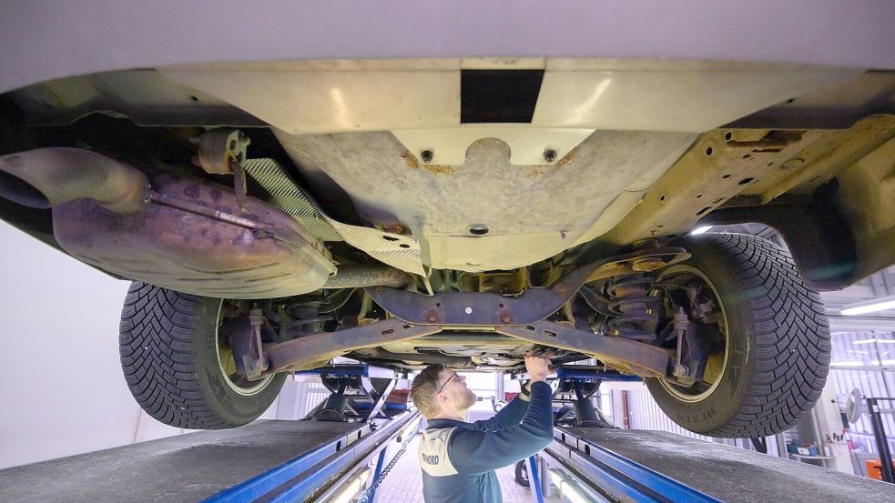 Mehr als jeder fünfte Wagen wies bei der Hauptuntersuchung zuletzt erhebliche oder sogar gefährliche Mängel auf. (Archivbild)h Foto: Julian Stratenschulte/dpa