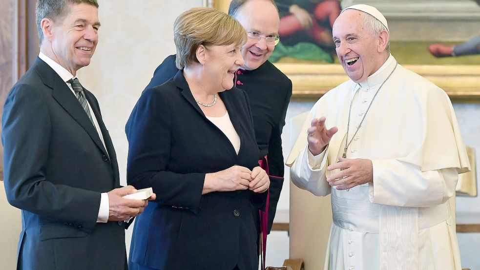 Der Papst gab Merkel einen Ratschlag für den Umgang mit Trump mit. (Archivbild) Foto: Ettore Ferrari/ANSA Pool/AP/dpa