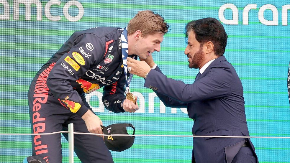 Da konnte Max Verstappen noch mit FIA-Präsident Mohammed Ben Sulayem lachen. Foto: Nigel French/PA Wire/dpa