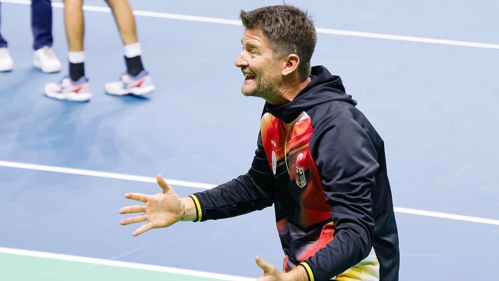 Große Freude: Teamchef Michael Kohlmann bejubelt den Einzug ins Halbfinale des Davis Cups. Foto: Frank Molter/dpa