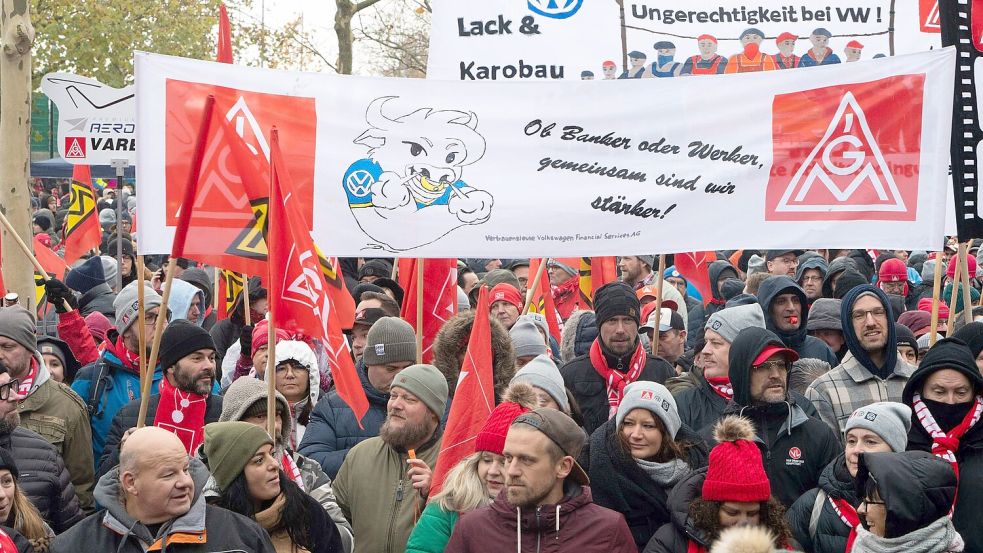 VW-Mitarbeiter aus allen deutschen Werke kamen zur Protest-Kundegebung nach Wolfsburg. Foto: Alicia Windzio/dpa