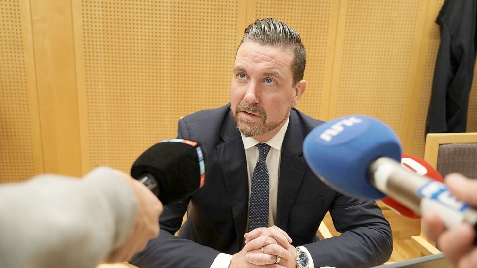 Høibys Anwalt Øyvind Bratlien äußert sich vor Journalisten. Foto: Ole Berg-Rusetn/NTB/dpa