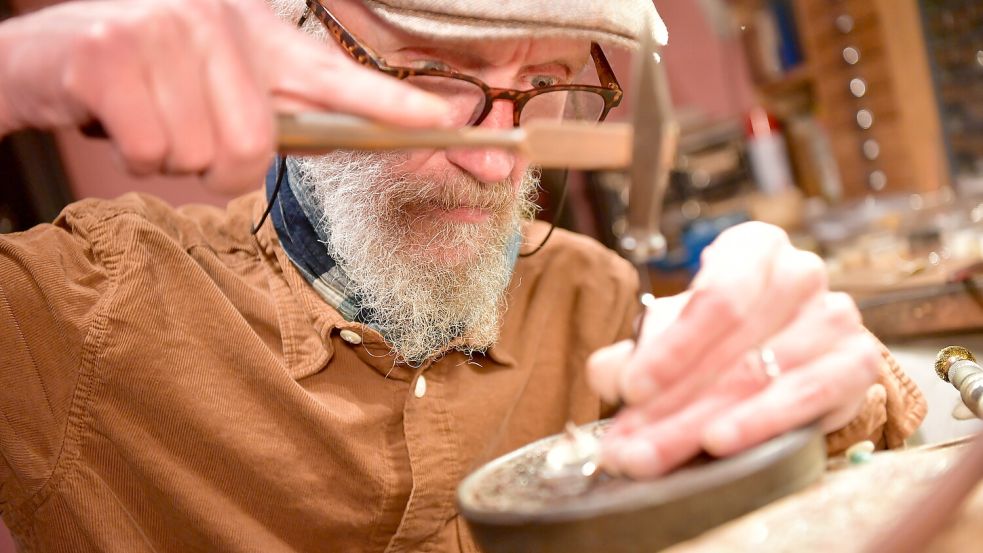 Günter Nilling hämmert behutsam auf eine Steinfassung aus Silber ein. Fotos: Wagenaar