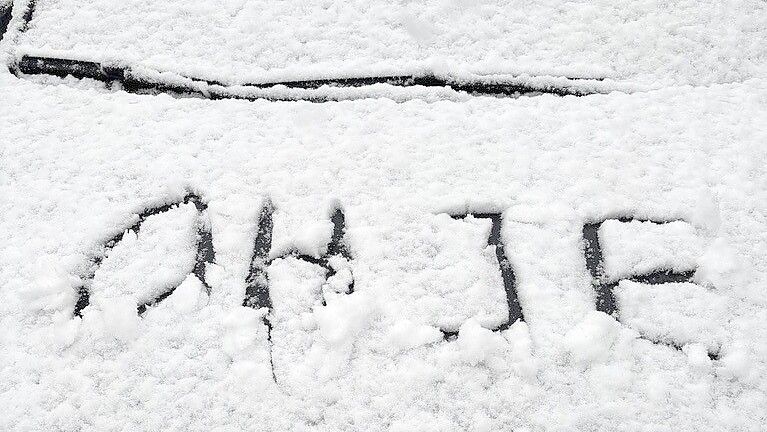 Die einen haben Spaß daran, die anderen finden es fürchterlich: Nicht nur in Emden sieht es winterlich aus. Foto: Kabernagel