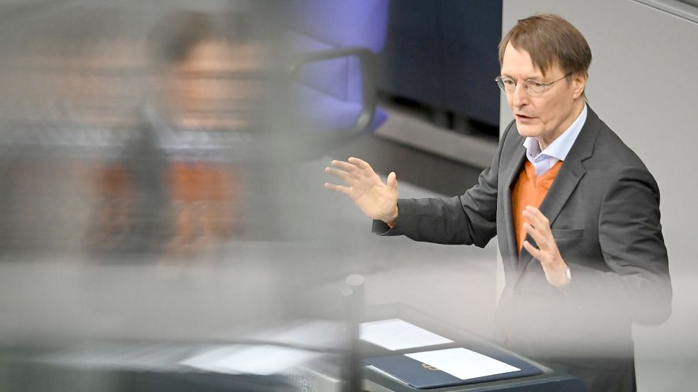 Kabinettsmitglieder wie Gesundheitsminister Karl Lauterbach unterstützen Scholz in der Kanzlerkandidatur-Debatte. (Archivbild) Foto: Anna Ross/dpa