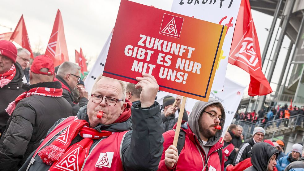 Viele VW-Werker aus Ostfriesland haben sich am Donnerstag an der Demonstration mit Protestkundgebung in Wolfsburg beteiligt. Foto: Hock