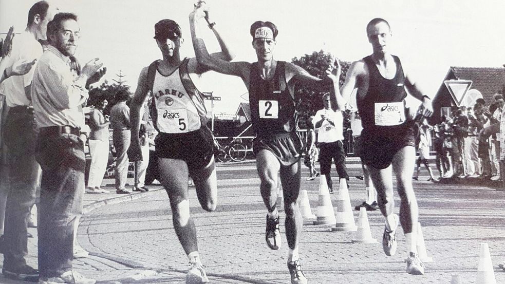 Hans-Joachim Metzler, Sieger Enno Heidergott (Mitte) und Peter Steinke liefen gemeinsam ins Ziel. Foto: Archiv