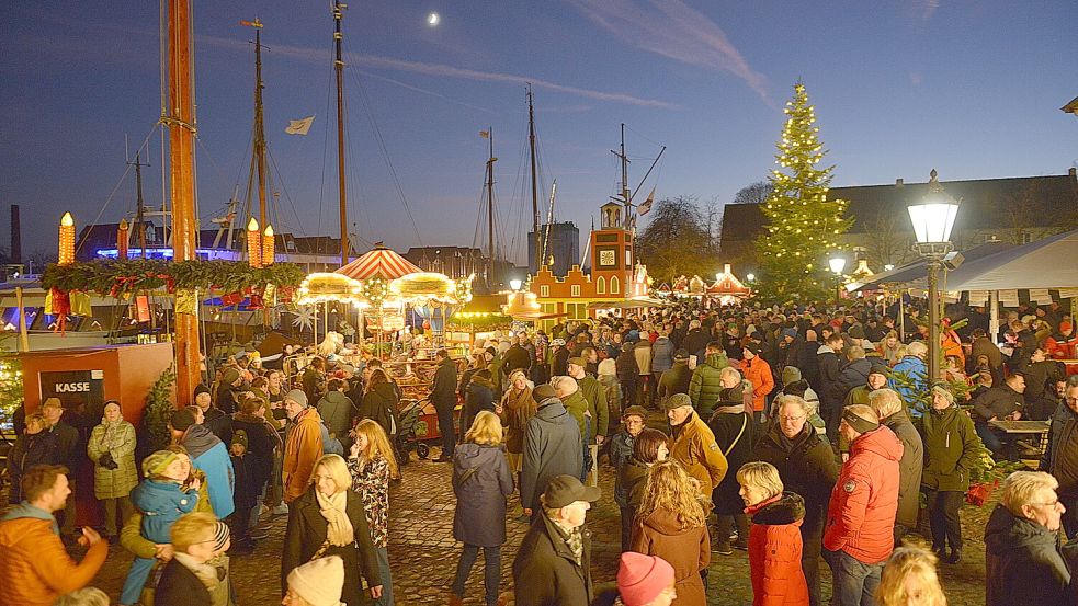 Tausende kommen traditionell zum Wiehnachtsmarkt achter d’ Waag an den Museumshafen. Foto: Wolters/Archiv